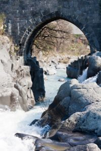 fiume alcantara - ponte arabo di san nicola a castiglione