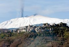 etna - panorama con castiglione ed eruzione